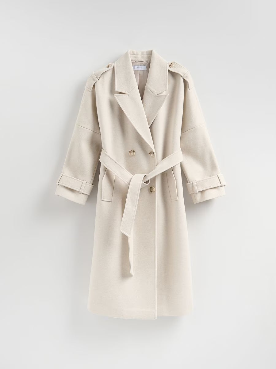 Zweireihiger Mantel in Beige mit Gürtel