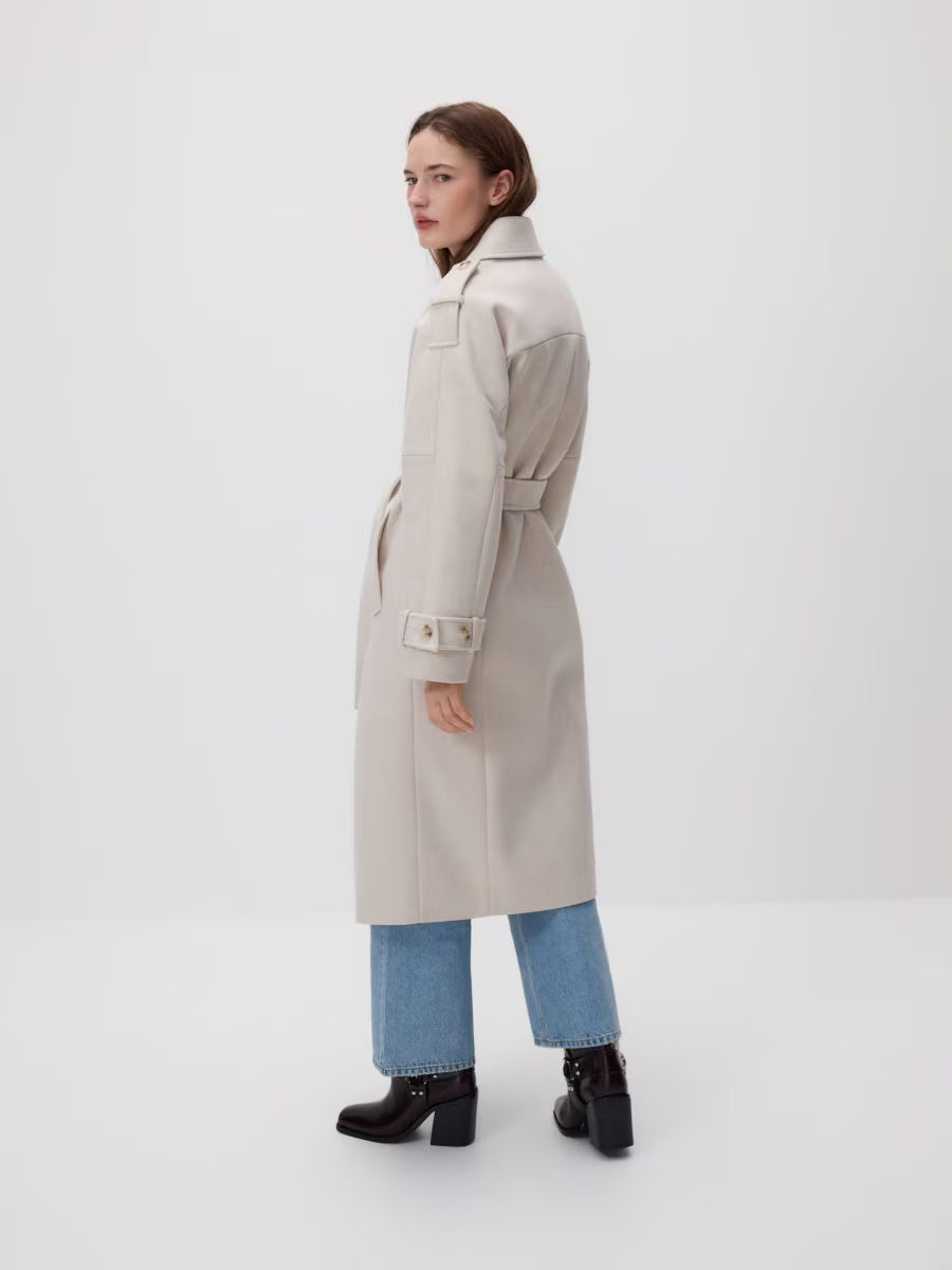Zweireihiger Mantel in Beige mit Gürtel